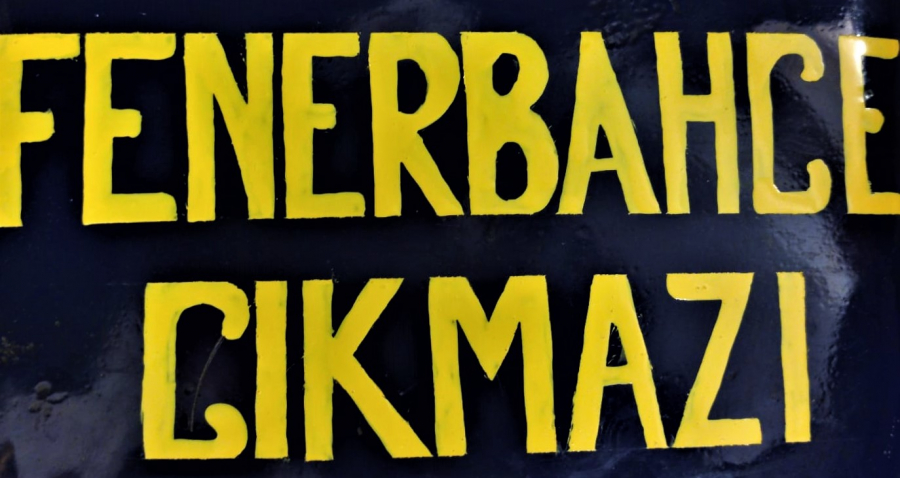 EMAYE SOKAK TABELASI FENERBAHCE CIKMAZI LACİVERT ZEMİN ÜZERİNE SARI RENKLE YAZILMIŞ ÖZEL TASARIM NADİR ÜRÜN