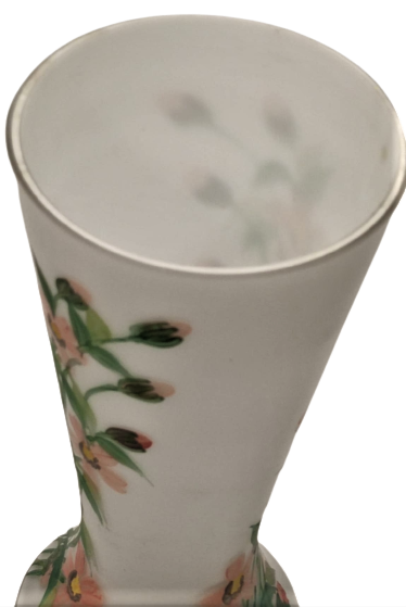 1960 FRANSIZ SÜT BEYAZ OPALİN ÜZERİNE EL İŞİ EL BOYOMA  CİCEK SÜSLEME  VAZO