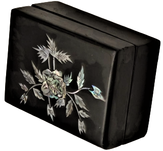 1970 SİYAH  ÜZERİ SEDEF EL  İŞCİLİKLİ İŞLEME AHŞAP İÇERSİ KADİFE KAPLI  KAPAKLI MUCEVHER KUTUSU