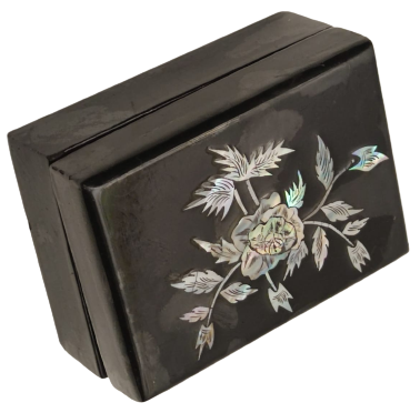1970 SİYAH  ÜZERİ SEDEF EL  İŞCİLİKLİ İŞLEME AHŞAP İÇERSİ KADİFE KAPLI  KAPAKLI MUCEVHER KUTUSU