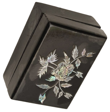 1970 SİYAH  ÜZERİ SEDEF EL  İŞCİLİKLİ İŞLEME AHŞAP İÇERSİ KADİFE KAPLI  KAPAKLI MUCEVHER KUTUSU