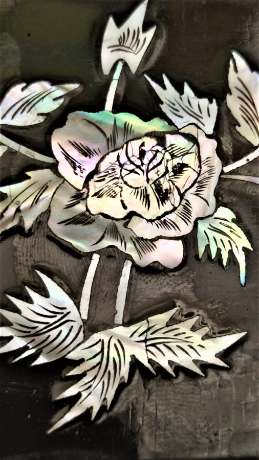 1970 SİYAH  ÜZERİ SEDEF EL  İŞCİLİKLİ İŞLEME AHŞAP İÇERSİ KADİFE KAPLI  KAPAKLI MUCEVHER KUTUSU