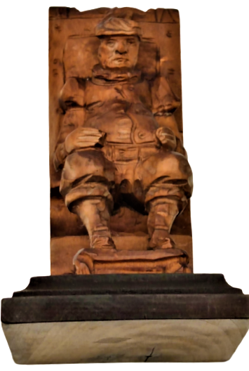 1940 AHŞAP MASİF TAMAMI EL OYMA İŞCİLİK HASSAS DETAYLI CALIŞMA TAHTINDA OTURAN BİLGE EURO LEGPANAZ FİGÜR