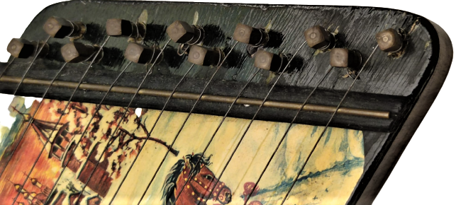 1960 GUSLİ ONİKİ TELLİ GERDİRME AYARLI MÜZİK ALETİ MİNYATUR ÜZERİ RESİMLİ COCUK OYUNCAGI 