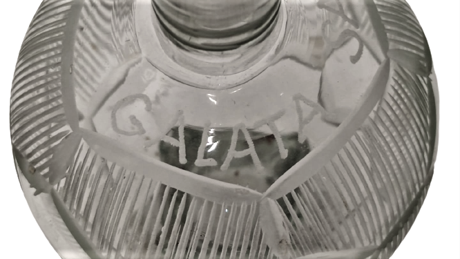 1960 GALATASARAY  YAZILI UFLEME EL İŞCİLİKLİ KESME KIRISTAL  AYAKLI  KAPAKLI SURAHİ