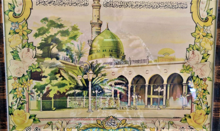 1940 ESMAÜL HÜSNA (ESMÂ-İ HÜSNÂ)  ALLAHIN İSİMLERİ ORJİNAL CERCEVESİNDE RENKLİ TAŞ BASKI ARKASI TENEKE