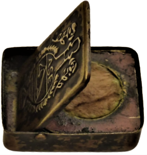 1950 HACI YAGI GÜL ESANS TAŞIMA KABI KAPAKLI PİRİN ÜZERİ GÜL VE GÜLÂBDAN RESİMLİ ÜZERİNDE ASE YAZMAKDA İÇERSİ PAPUK