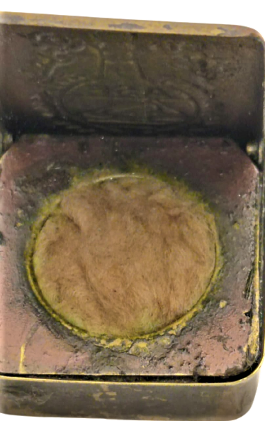 1950 HACI YAGI GÜL ESANS TAŞIMA KABI KAPAKLI PİRİN ÜZERİ GÜL VE GÜLÂBDAN RESİMLİ ÜZERİNDE ASE YAZMAKDA İÇERSİ PAPUK