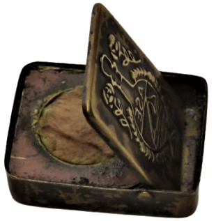 1950 HACI YAGI GÜL ESANS TAŞIMA KABI KAPAKLI PİRİN ÜZERİ GÜL VE GÜLÂBDAN RESİMLİ ÜZERİNDE ASE YAZMAKDA İÇERSİ PAPUK