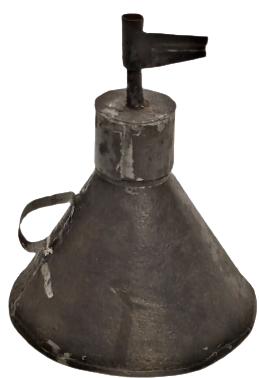 OSMANLI İDARE LAMBASI TENEKE GAZ YAGI  VE FİTİLİN YANMASIYLA OLDUGU ORTAMI AYDINLATIR BAZI YÖRELERDE İLİKMEN VEYA FİTİK  OLARAK  BİLİNİR