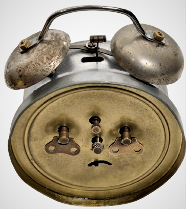 1950 MEKANİK PETER GERMANY SAAT KURMALI ÜSTTEN CİFT VURMALI KAMPANA ZİLLİ AYAKLI YUVARLAK  MASA SAATİ