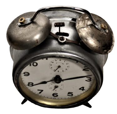 1950 MEKANİK PETER GERMANY SAAT KURMALI ÜSTTEN CİFT VURMALI KAMPANA ZİLLİ AYAKLI YUVARLAK  MASA SAATİ