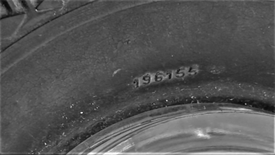 1960 USA GOOD  YEAR KAUCUK ARABA TEKERLEGİ FORMUNDA ORTASI CAM MASA SEHBA ÜZERİ KÜLLÜK 