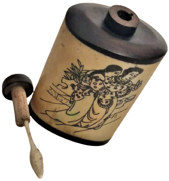 KEMİK VE TİK AGACINDAN EL İŞCİLİKLİ ÜZERİNE KİMONALI KADINLAR RESMEDİLMİŞ KAPAK CUBUKLU MİNYATÜR  PARFUM ŞİŞESİ 