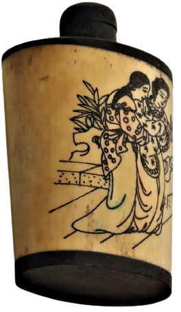 KEMİK VE TİK AGACINDAN EL İŞCİLİKLİ ÜZERİNE KİMONALI KADINLAR RESMEDİLMİŞ KAPAK CUBUKLU MİNYATÜR  PARFUM ŞİŞESİ 