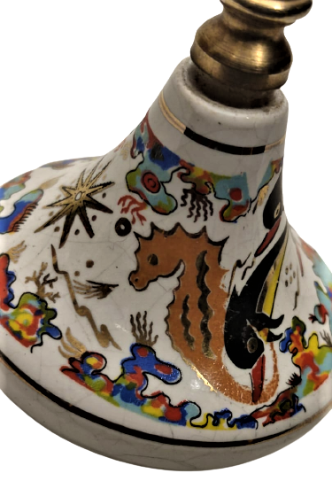 PORSELEN CUBUKLU KAPAK ÜZERİ EL CİZİM DENİZ CANLILARI YUNUSLAR RESMEDİLMİŞ VE EL CEKME ALTIN İŞCİLİKLİ KAPAKLI MİNYATÜR  PARFÜM ŞİŞESİ 