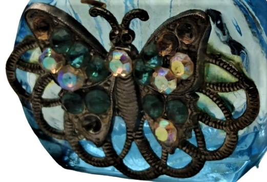 UCUK MAVİ KAPAKLI CAM ŞİŞE ÜZERİNDE KELEBEK KANATLARI TAŞ BEZELİ MİNYATÜR  PARFUM ŞİŞESİ