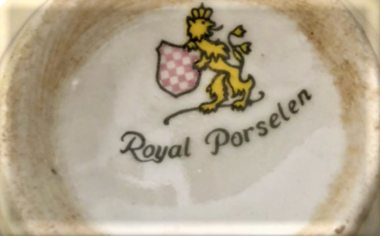 1960 ROYAL PORSELEN CİFT TIRYAKİ TÜRK TİPİ KAHVE FİNCANI DÖRT PARCA ÜZERİ RESİMLİ EL ALTIN CEKME İŞLEMELİ