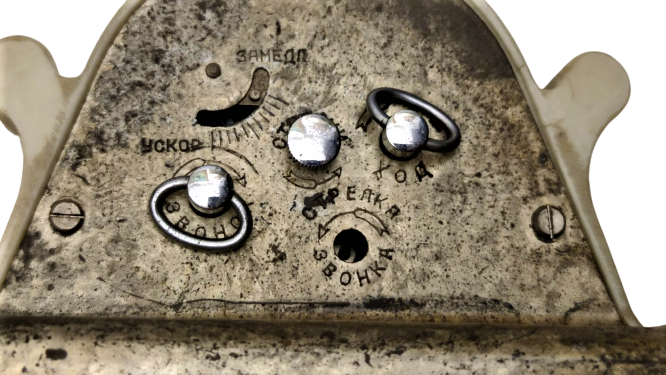 1940 BAKALİT KREM RENKDE KASA RUSYA SSCB CCCP YAPIMI KURMALI MEKANİK VE MÜZİK LATARNALI SAAT