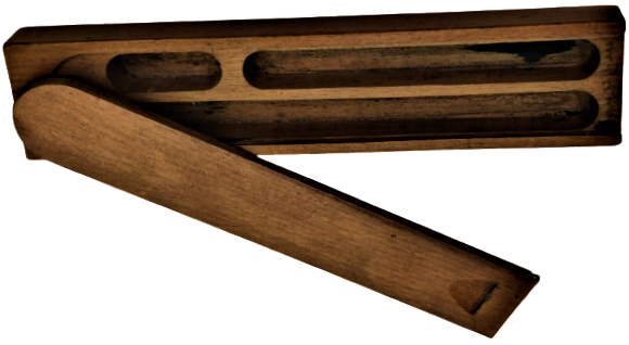 1950 AHŞAP TEK PARCADAN YAPILMIŞ SURGULU CEKME KAPAKLI ÜC BÖLMELİ OKUL KALEM KUTUSU