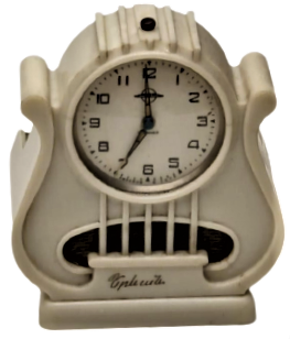 1940 BAKALİT KREM RENKDE KASA RUSYA SSCB CCCP YAPIMI KURMALI MEKANİK VE MÜZİK LATARNALI SAAT