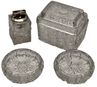 1970 EL KESME ÜZERLERİ KÖMPLE İŞLEME KRISTAL SEHBA MASA ÜZERİ KAPAKLI SIGARALIK CAKMAK İKİLİ KÜLLÜK  TAM TAKIM DÖRT PARCA