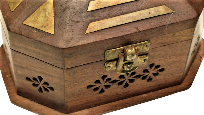 1970 MASİF PİRİNC KAKMA PLAKALARLA BEZELİ KULPLU TAŞINABİLİR KOKU KUTUSU