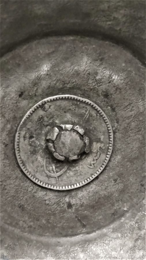 OSMANLI NADİR KAPAKLI EL DOGME BRONZ SAGAN KAPAK İÇ KISMI ALTINDA TAKILI GÜMÜŞ PARALI HANEYE  BOLLUK BEREKET GETİRMESİ İCİN YAPILAN İNANC