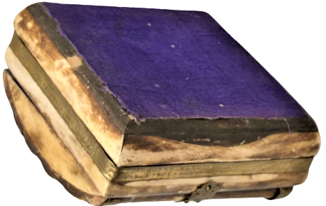 1970 EL YAPIM PARCALI DEVE KEMİGİNDEN YAPILMIŞ KAPAKLI İÇİ KADİFE MUCEVHER SAKLAMA KUTUSU 