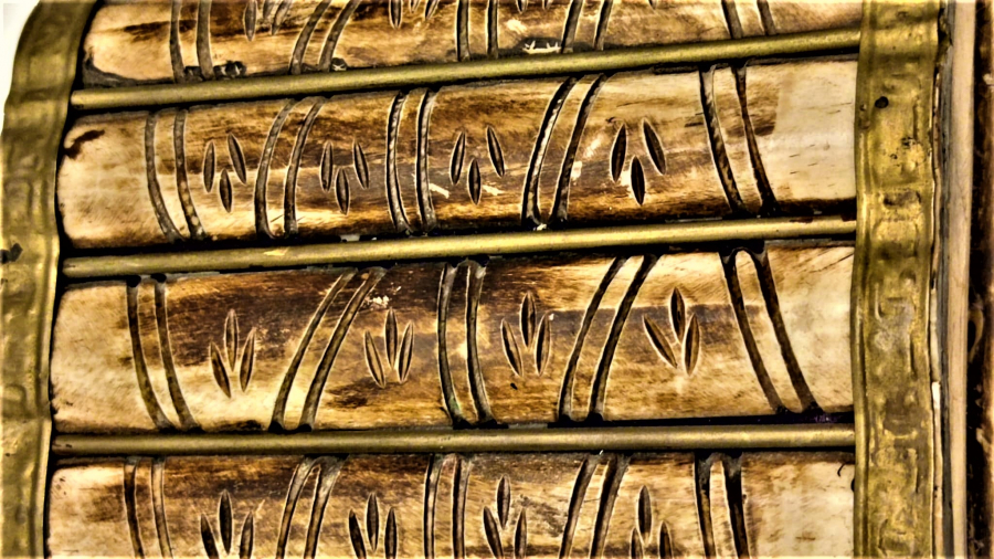 1970 EL YAPIM PARCALI DEVE KEMİGİNDEN YAPILMIŞ KAPAKLI İÇİ KADİFE MUCEVHER SAKLAMA KUTUSU 