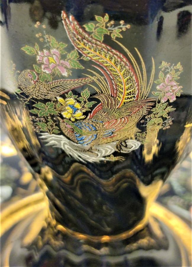 1980 VİNTAGE PORSELEN LEGEN İBRİK ALTIN EL CEKME DETAYLAR ÜZERİ RENKLİ KUŞLARLA BEZELİ MASA ÜZERİ İÇİN GÖRSELLİGİ MUKEMMEL DÜZENLENMİŞ