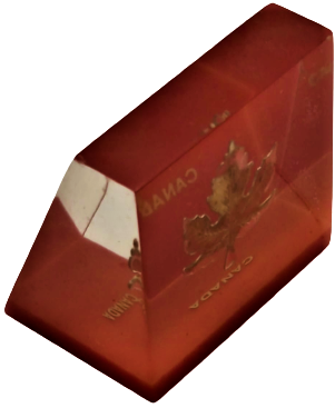 CANADA BAYRAK POLİ KARBON MASA ÜZERİ KAGIT AGIRLIGI KIRMIZI BEYAZ İÇERSİNDE ALTIN KAPLAMA KANADA AKCA AGAC YAPRAGI