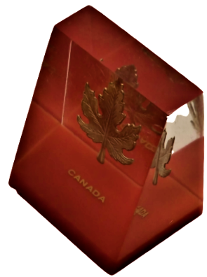 CANADA BAYRAK POLİ KARBON MASA ÜZERİ KAGIT AGIRLIGI KIRMIZI BEYAZ İÇERSİNDE ALTIN KAPLAMA KANADA AKCA AGAC YAPRAGI