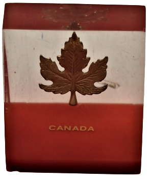 CANADA BAYRAK POLİ KARBON MASA ÜZERİ KAGIT AGIRLIGI KIRMIZI BEYAZ İÇERSİNDE ALTIN KAPLAMA KANADA AKCA AGAC YAPRAGI