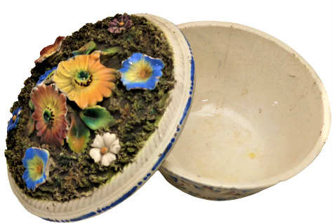 OSMANLI KUTAHYA TAMAMI EL İŞCİLİKLİ EL BOYAMA İKRAMLIK LOKUMLUK KAPAKLI KISIMIN ÜZERİ RENKLİ  KABARTMA CİCEKLERLE SÜSLENMİŞ