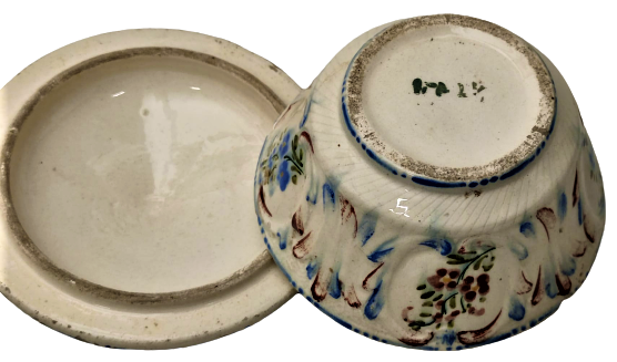 OSMANLI KUTAHYA TAMAMI EL İŞCİLİKLİ EL BOYAMA İKRAMLIK LOKUMLUK KAPAKLI KISIMIN ÜZERİ RENKLİ  KABARTMA CİCEKLERLE SÜSLENMİŞ