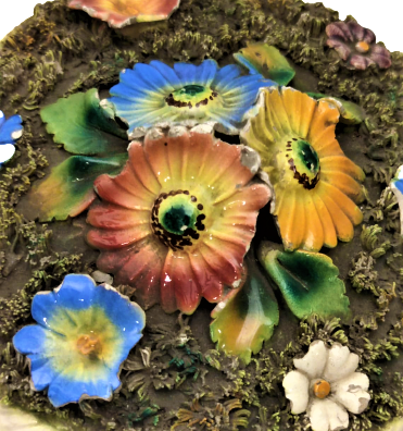 OSMANLI KUTAHYA TAMAMI EL İŞCİLİKLİ EL BOYAMA İKRAMLIK LOKUMLUK KAPAKLI KISIMIN ÜZERİ RENKLİ  KABARTMA CİCEKLERLE SÜSLENMİŞ