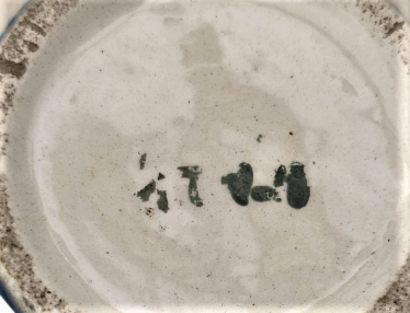 OSMANLI KUTAHYA TAMAMI EL İŞCİLİKLİ EL BOYAMA İKRAMLIK LOKUMLUK KAPAKLI KISIMIN ÜZERİ RENKLİ  KABARTMA CİCEKLERLE SÜSLENMİŞ