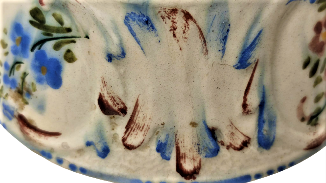 OSMANLI KUTAHYA TAMAMI EL İŞCİLİKLİ EL BOYAMA İKRAMLIK LOKUMLUK KAPAKLI KISIMIN ÜZERİ RENKLİ  KABARTMA CİCEKLERLE SÜSLENMİŞ