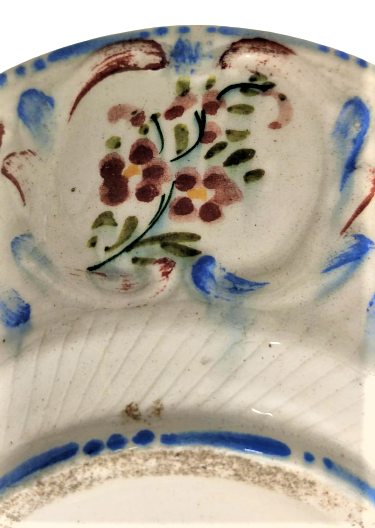 OSMANLI KUTAHYA TAMAMI EL İŞCİLİKLİ EL BOYAMA İKRAMLIK LOKUMLUK KAPAKLI KISIMIN ÜZERİ RENKLİ  KABARTMA CİCEKLERLE SÜSLENMİŞ