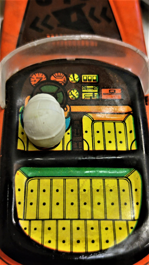 1980 YERLİ TENEKE OYUNCAK ARABA KIRMIZI SİYAH RENKDE GUREL 56 FORD YARIŞ ARABASI ELF YAG REKLAMLI SÜRÜCÜLÜ ÖN CAMLI ŞEFFAF SİPERLİKLİ