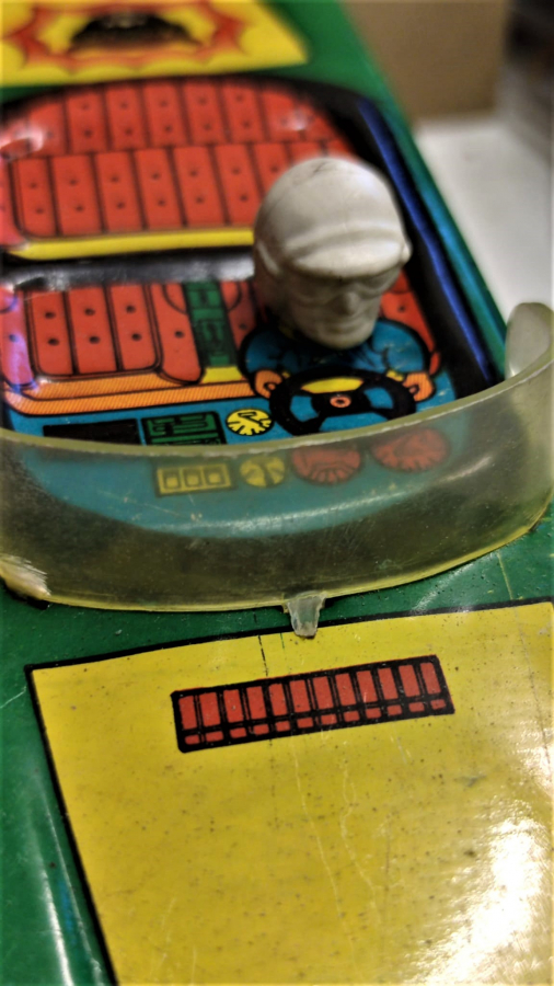 1980 YERLİ TENEKE OYUNCAK ARABA YEŞİL SARI RENKDE GUREL FORD YARIŞ ARABASI BATMEN REKLAMLI SÜRÜCÜLÜ ÖN CAMLI ŞEFFAF SİPERLİKLİ