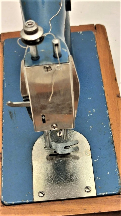 1970 MEKANİK DİKİŞ MAKİNESİ AHŞAP KASALI EL İLE CEVİRMELİ OYUNCAK MAVİ RENKDE GÖVDE METAL SORUNSUZ CALIŞIR