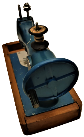 1970 MEKANİK DİKİŞ MAKİNESİ AHŞAP KASALI EL İLE CEVİRMELİ OYUNCAK MAVİ RENKDE GÖVDE METAL SORUNSUZ CALIŞIR