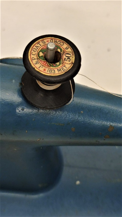 1970 MEKANİK DİKİŞ MAKİNESİ AHŞAP KASALI EL İLE CEVİRMELİ OYUNCAK MAVİ RENKDE GÖVDE METAL SORUNSUZ CALIŞIR