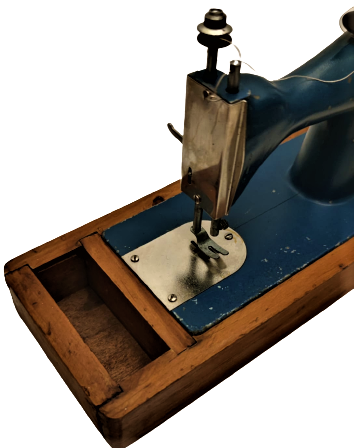 1970 MEKANİK DİKİŞ MAKİNESİ AHŞAP KASALI EL İLE CEVİRMELİ OYUNCAK MAVİ RENKDE GÖVDE METAL SORUNSUZ CALIŞIR