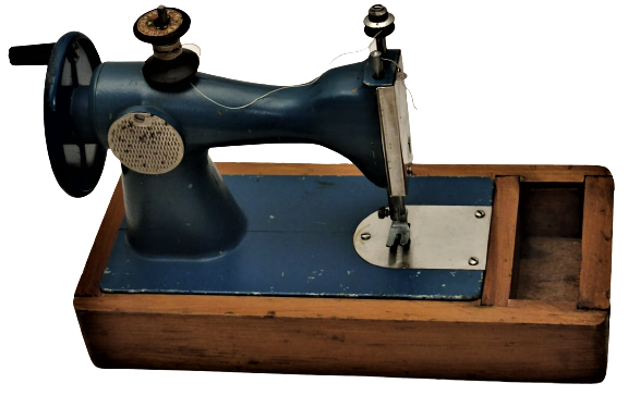 1970 MEKANİK DİKİŞ MAKİNESİ AHŞAP KASALI EL İLE CEVİRMELİ OYUNCAK MAVİ RENKDE GÖVDE METAL SORUNSUZ CALIŞIR