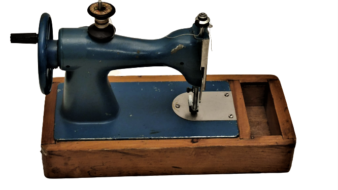 1970 MEKANİK DİKİŞ MAKİNESİ AHŞAP KASALI EL İLE CEVİRMELİ OYUNCAK MAVİ RENKDE GÖVDE METAL SORUNSUZ CALIŞIR
