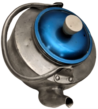 1950 KAMP AVCI JAPAN TİRYAKI CAYDANLIK DÖRT BARDAKLIK İCERSİNDE CAY SÜZGECİ BULUNAN ALİMÜNYUM MİKA TUTMACLI KAPAKLI CAY DEMLİGİ