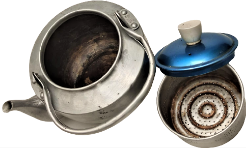 1950 KAMP AVCI JAPAN TİRYAKI CAYDANLIK DÖRT BARDAKLIK İCERSİNDE CAY SÜZGECİ BULUNAN ALİMÜNYUM MİKA TUTMACLI KAPAKLI CAY DEMLİGİ